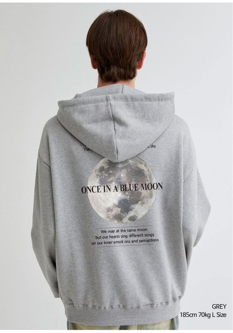 그레이색상 달 프린팅 후드티를 입은 남자