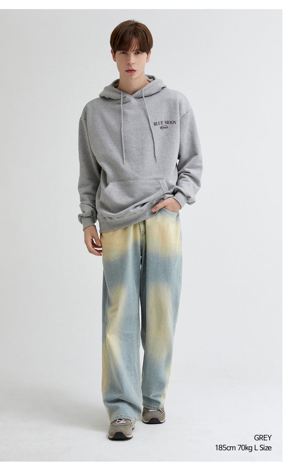 그레이색상 달 프린팅 후드티를 입은 남자