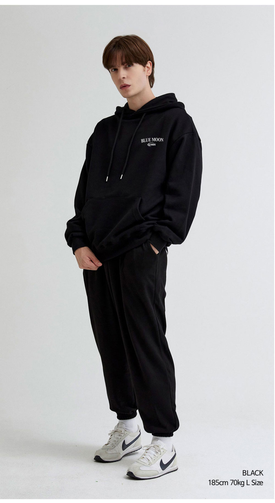 블랙색상 달 프린팅 후드티를 입은 남자
