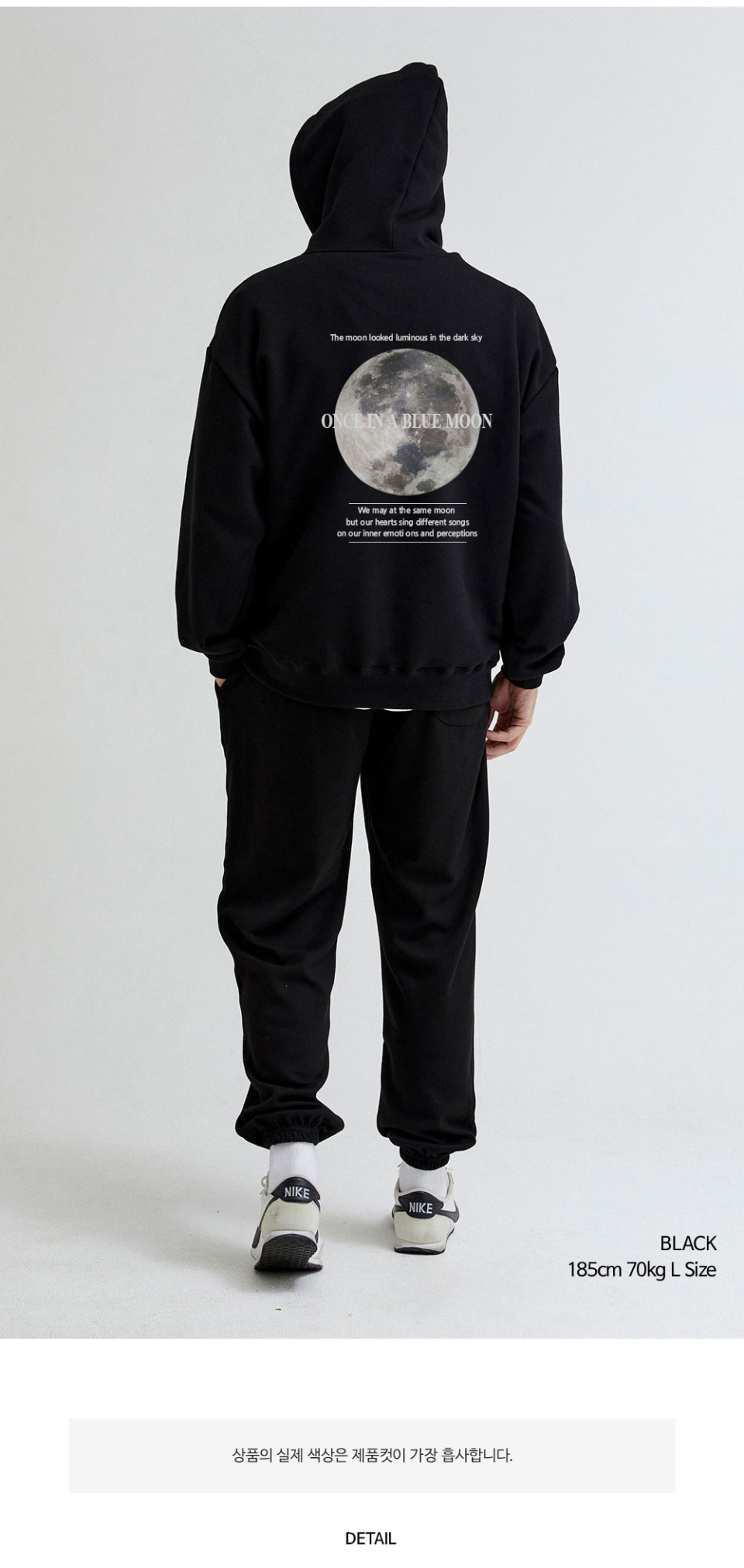 블랙색상 달 프린팅 후드티를 입은 남자