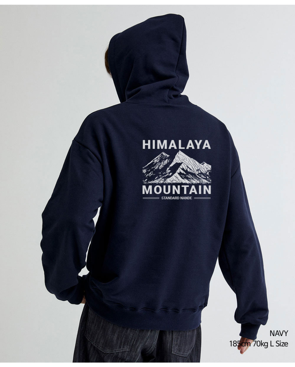 히말라야 산모양 전사를 찍은 블랙색상 후드티를 입은 남자 사진