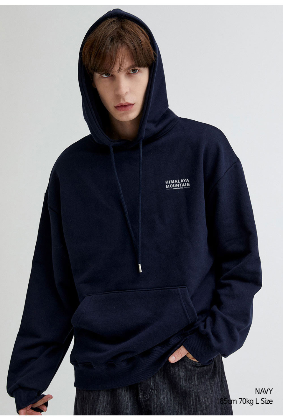 히말라야 산모양 전사를 찍은 블랙색상 후드티를 입은 남자 사진