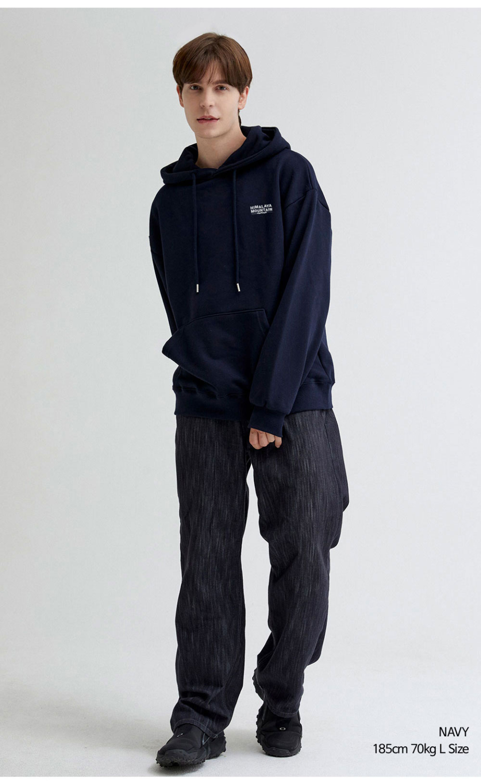 히말라야 산모양 전사를 찍은 블랙색상 후드티를 입은 남자 사진