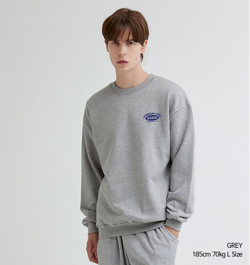 스텐다드 로고 맨투맨 그레이색상을 입은 남자