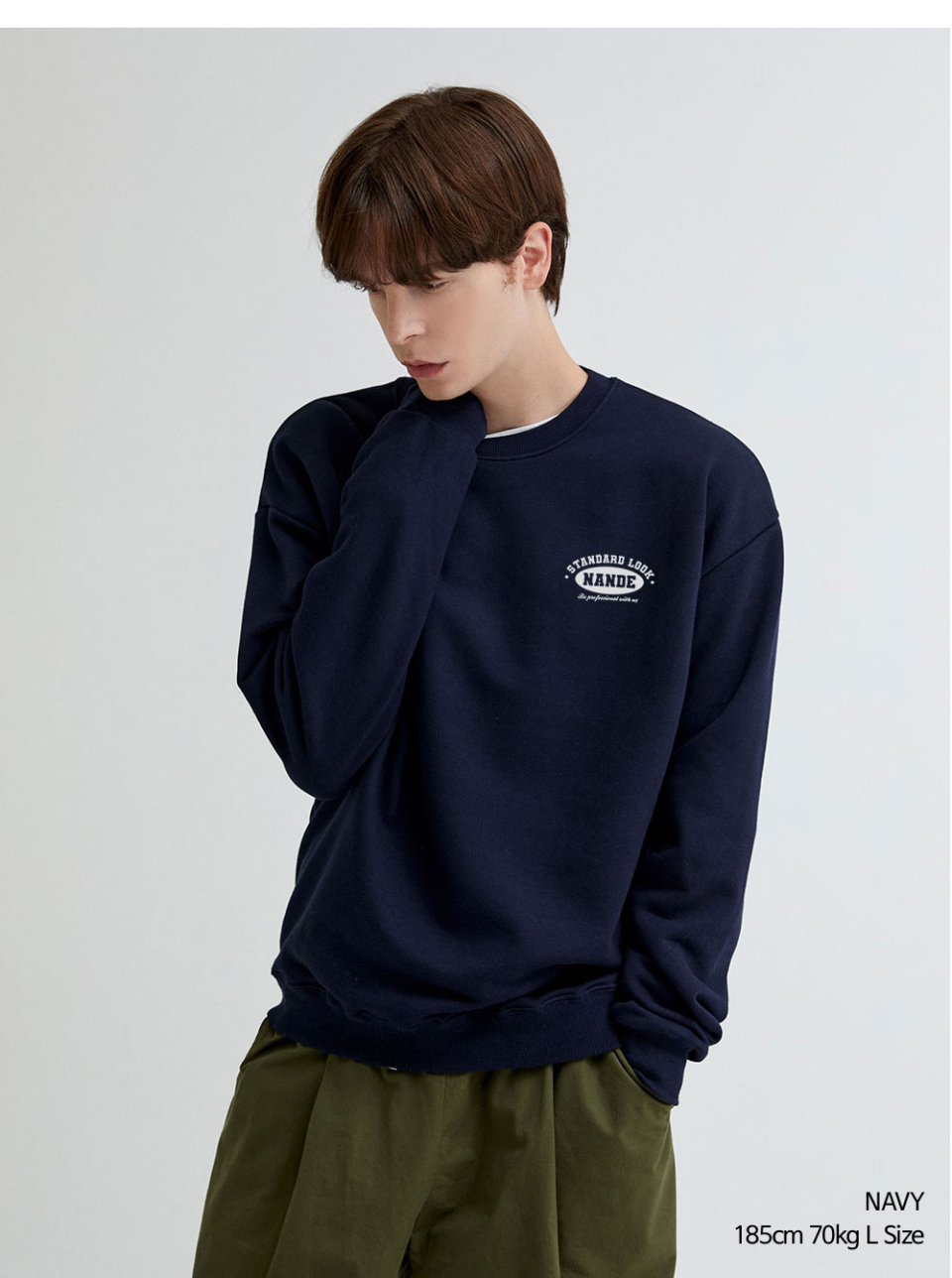 스텐다드 로고 맨투맨 네이비색상을 입은 남자