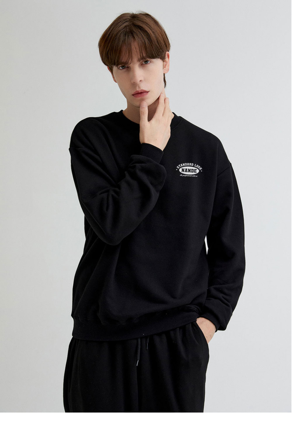 스텐다드 로고 맨투맨 블랙색상을 입은 남자