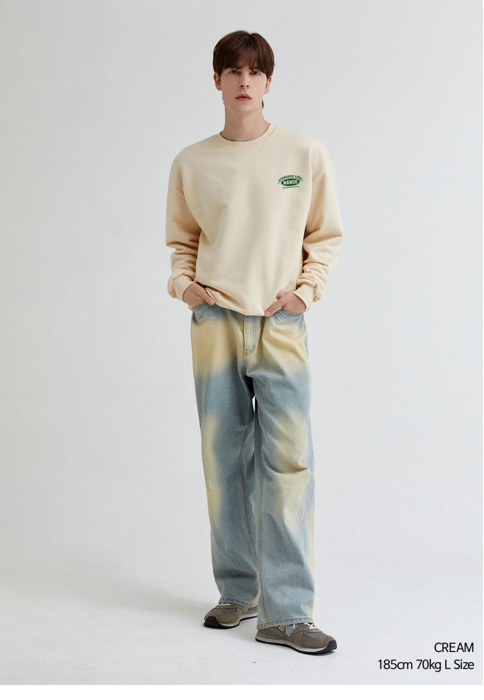 스텐다드 로고 맨투맨 크림색상을 입은 남자