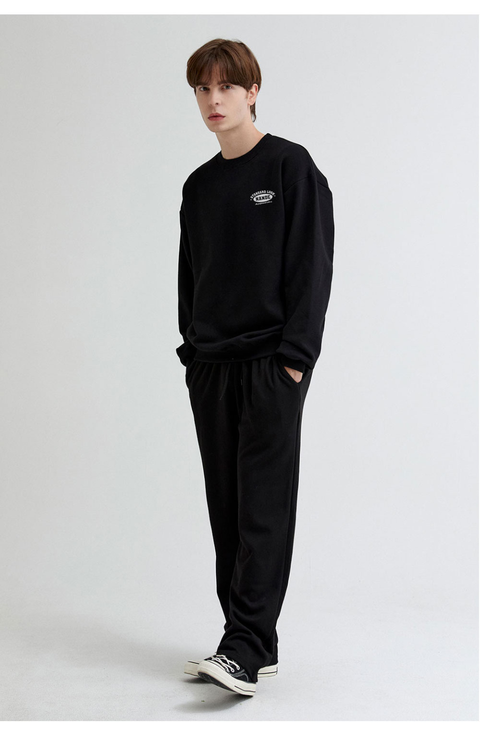 스텐다드 로고 맨투맨 블랙색상을 입은 남자