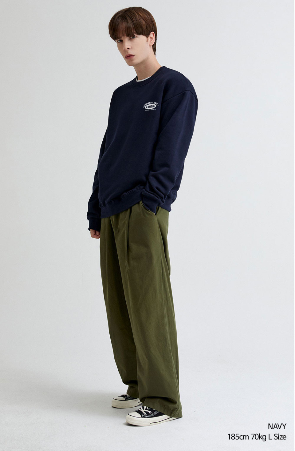 스텐다드 로고 맨투맨 네이비색상을 입은 남자