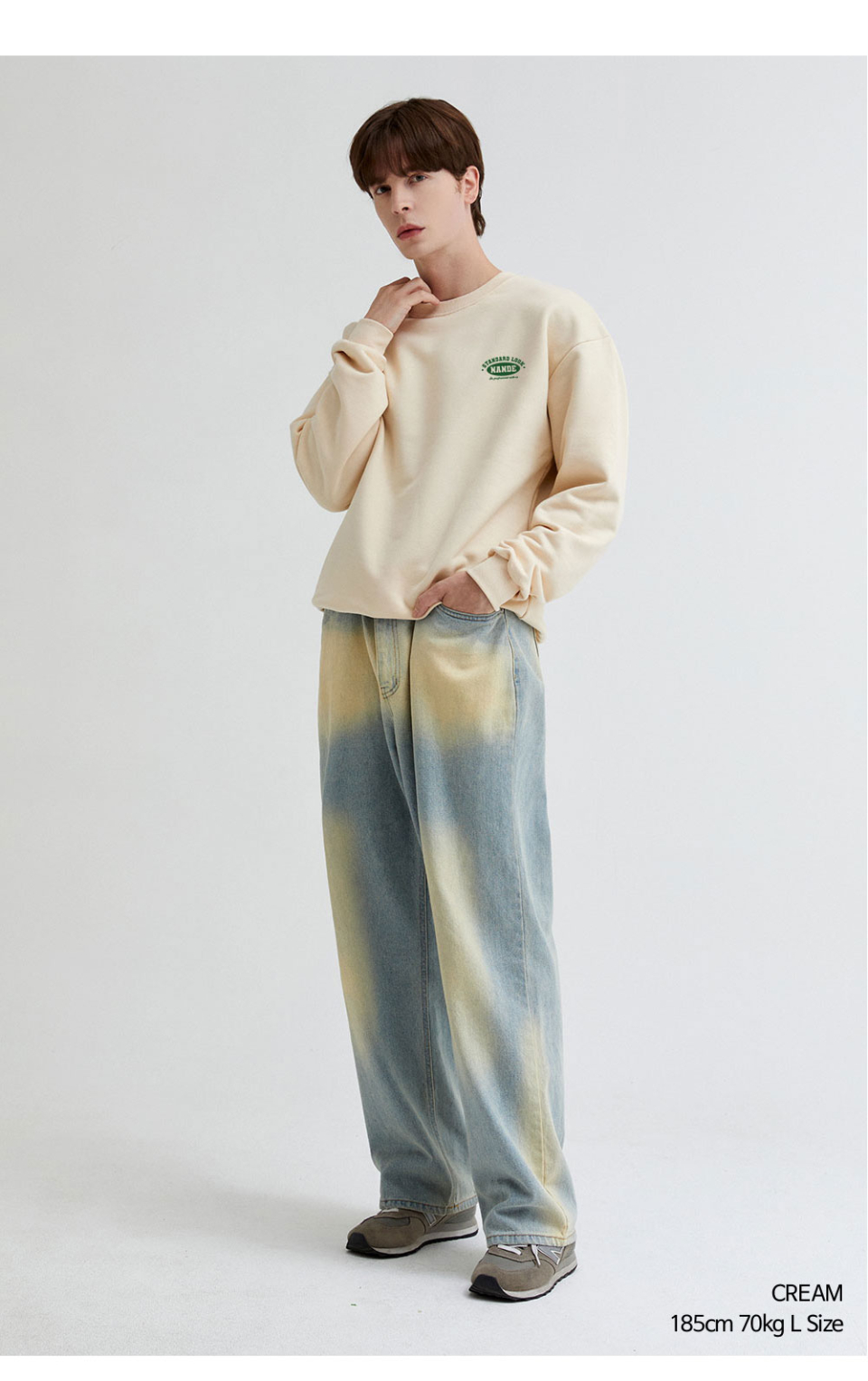 스텐다드 로고 맨투맨 크림색상을 입은 남자