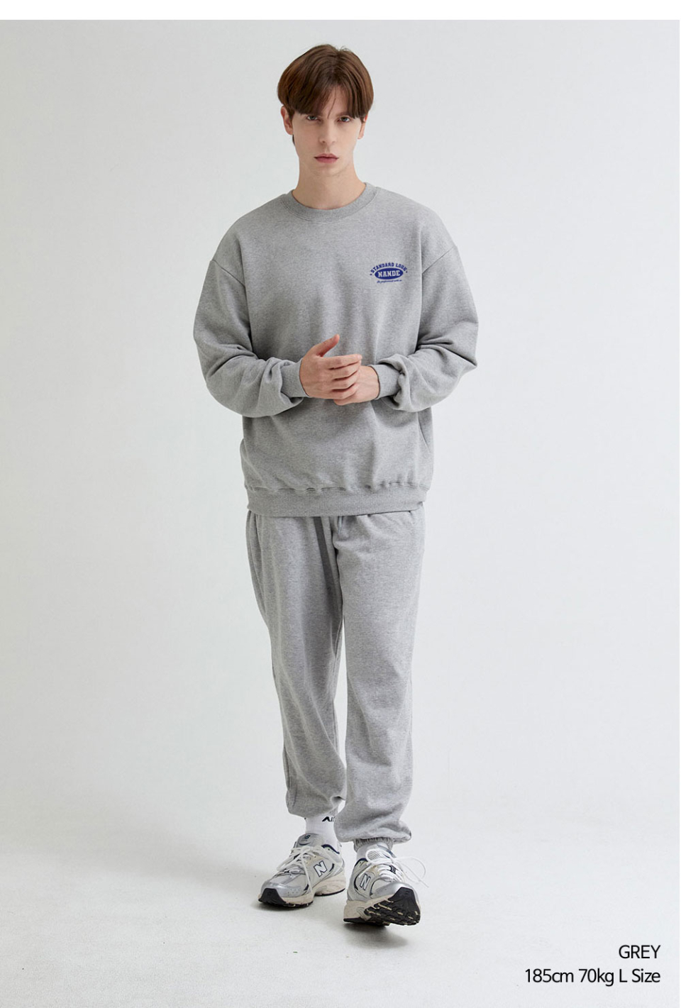 스텐다드 로고 맨투맨 그레이색상을 입은 남자