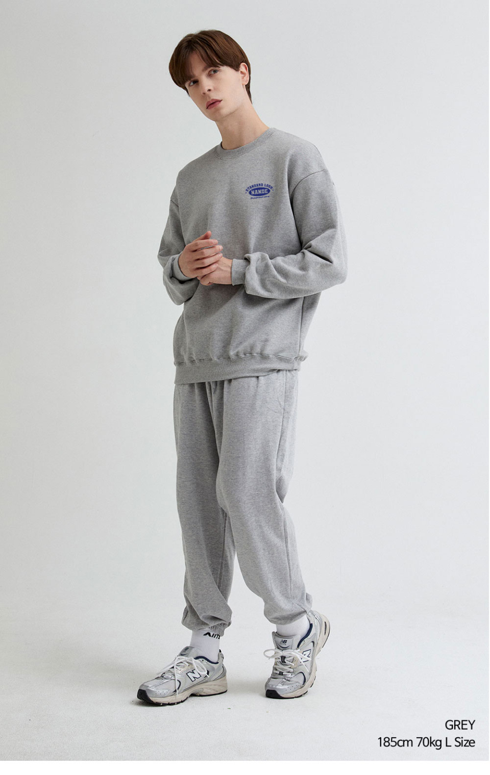 스텐다드 로고 맨투맨 그레이색상을 입은 남자