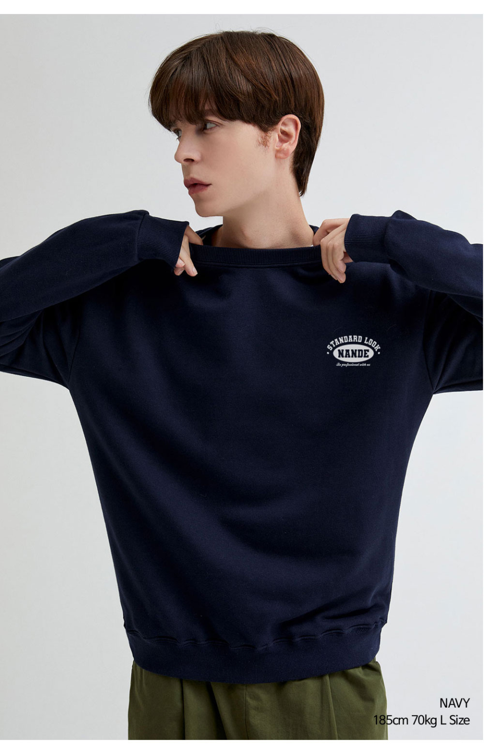 스텐다드 로고 맨투맨 네이비색상을 입은 남자