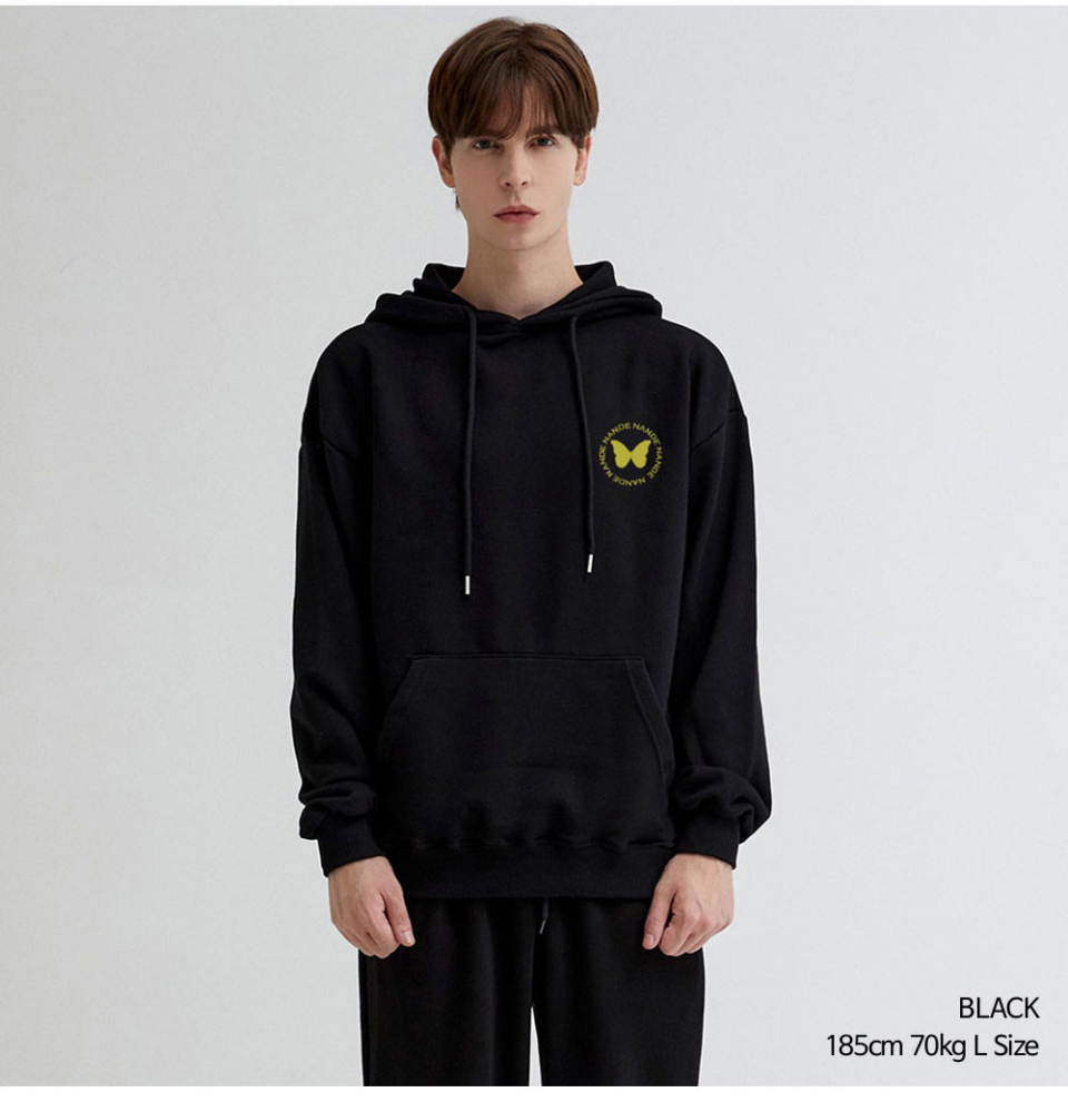 블랙색상 나비 프린팅이 있는 후드티를 입은 남자사진