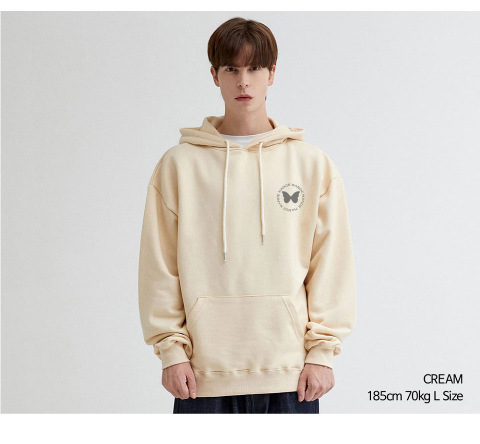 크림색상 나비 프린팅이 있는 후드티를 입은 남자사진