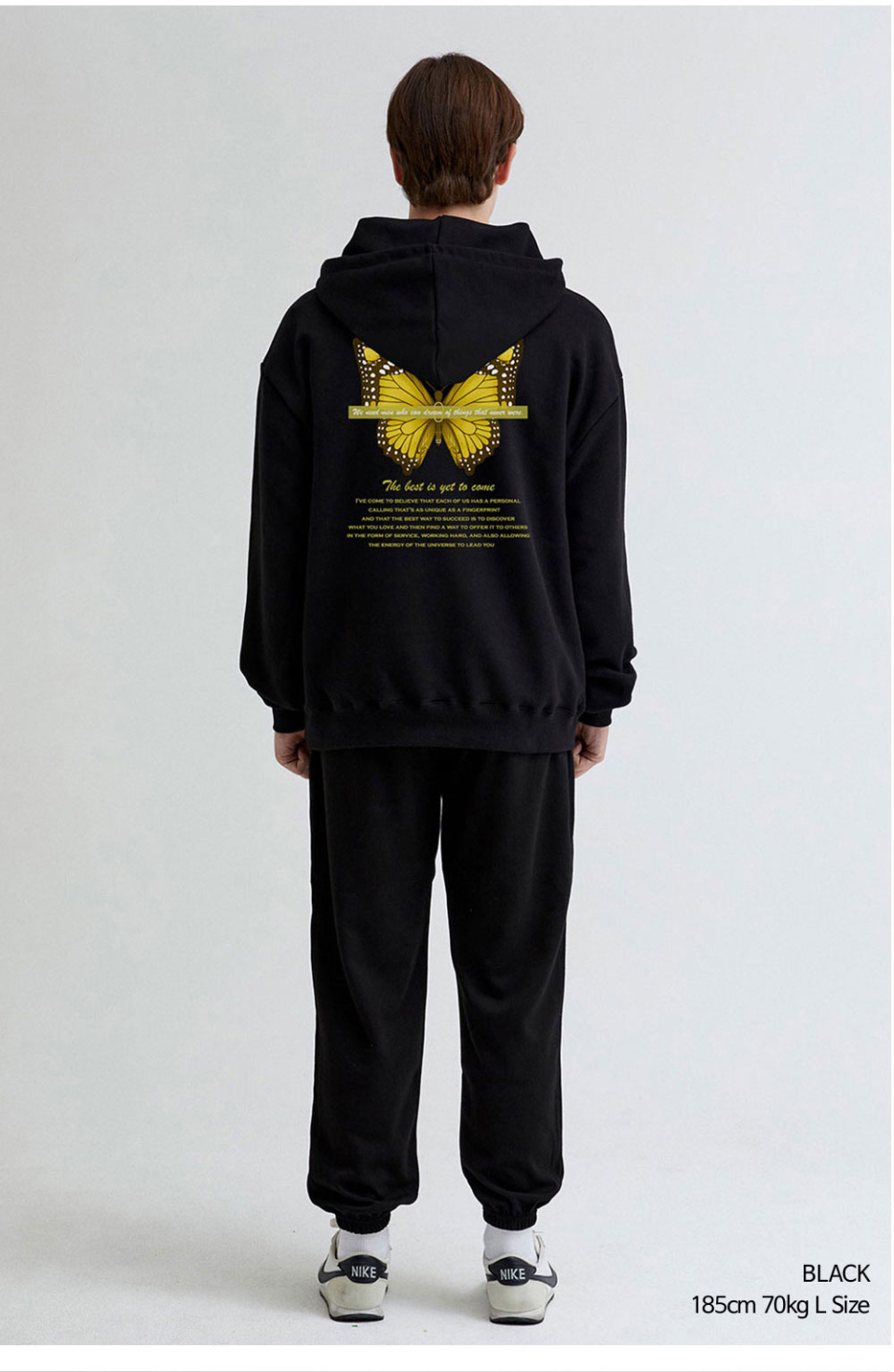 블랙색상 나비 프린팅이 있는 후드티를 입은 남자사진