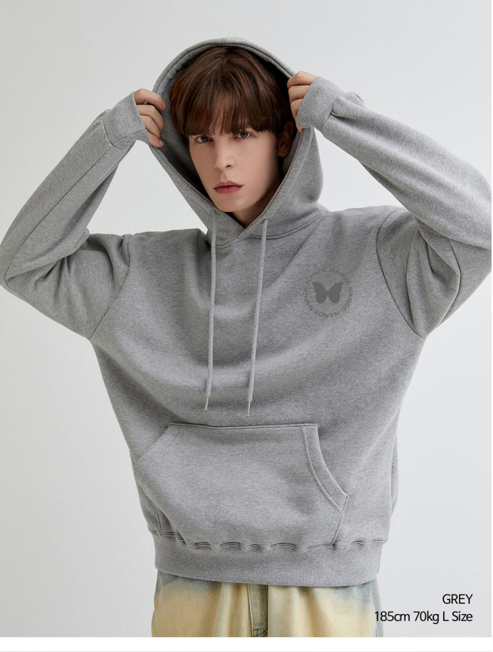 그레이색상 나비 프린팅이 있는 후드티를 입은 남자사진