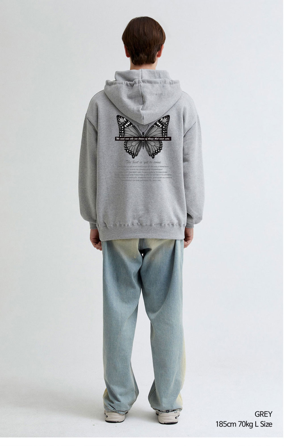 그레이색상 나비 프린팅이 있는 후드티를 입은 남자사진