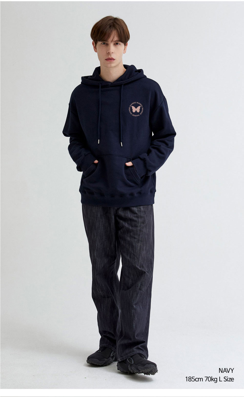네이비색상 나비 프린팅이 있는 후드티를 입은 남자사진