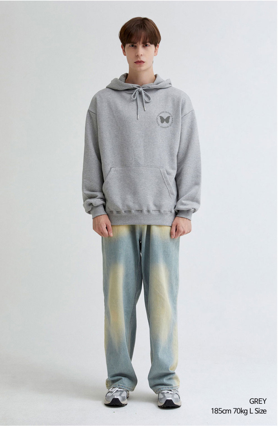 그레이색상 나비 프린팅이 있는 후드티를 입은 남자사진