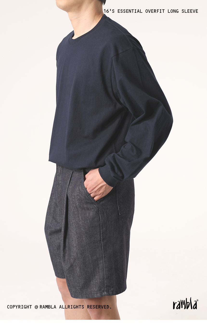 16수소재로 제작된 시보리 긴팔티 네이비를 착용한 모델 이미지사진