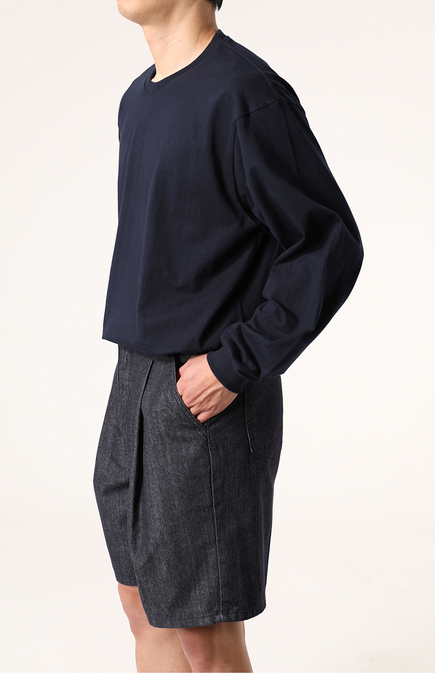 람블라 팬츠들과 함께 착용한 네이비 컬러의 16수 에센셜 시보리 긴팔티의 모델 착용 이미지