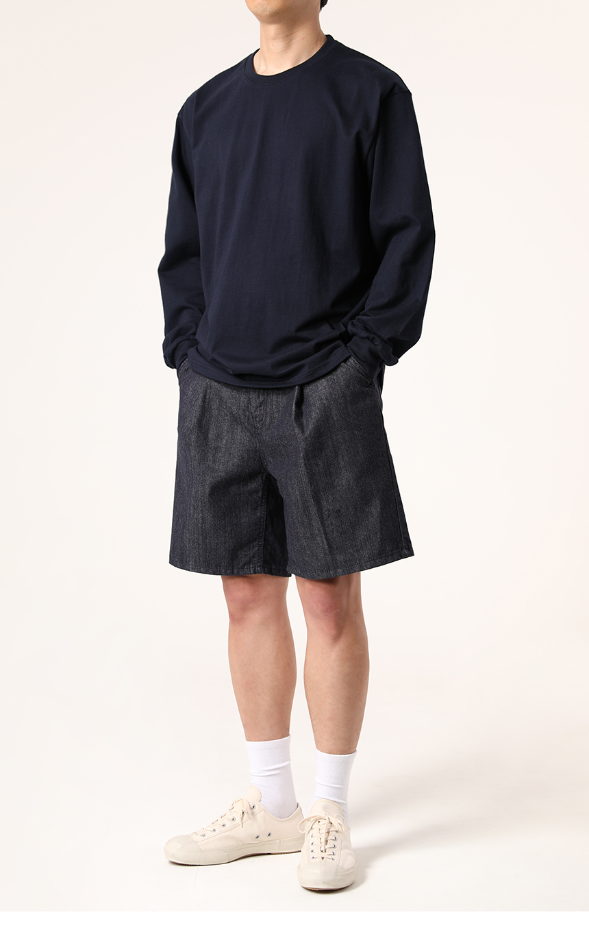 람블라 팬츠들과 함께 착용한 네이비 컬러의 16수 에센셜 시보리 긴팔티의 모델 착용 이미지