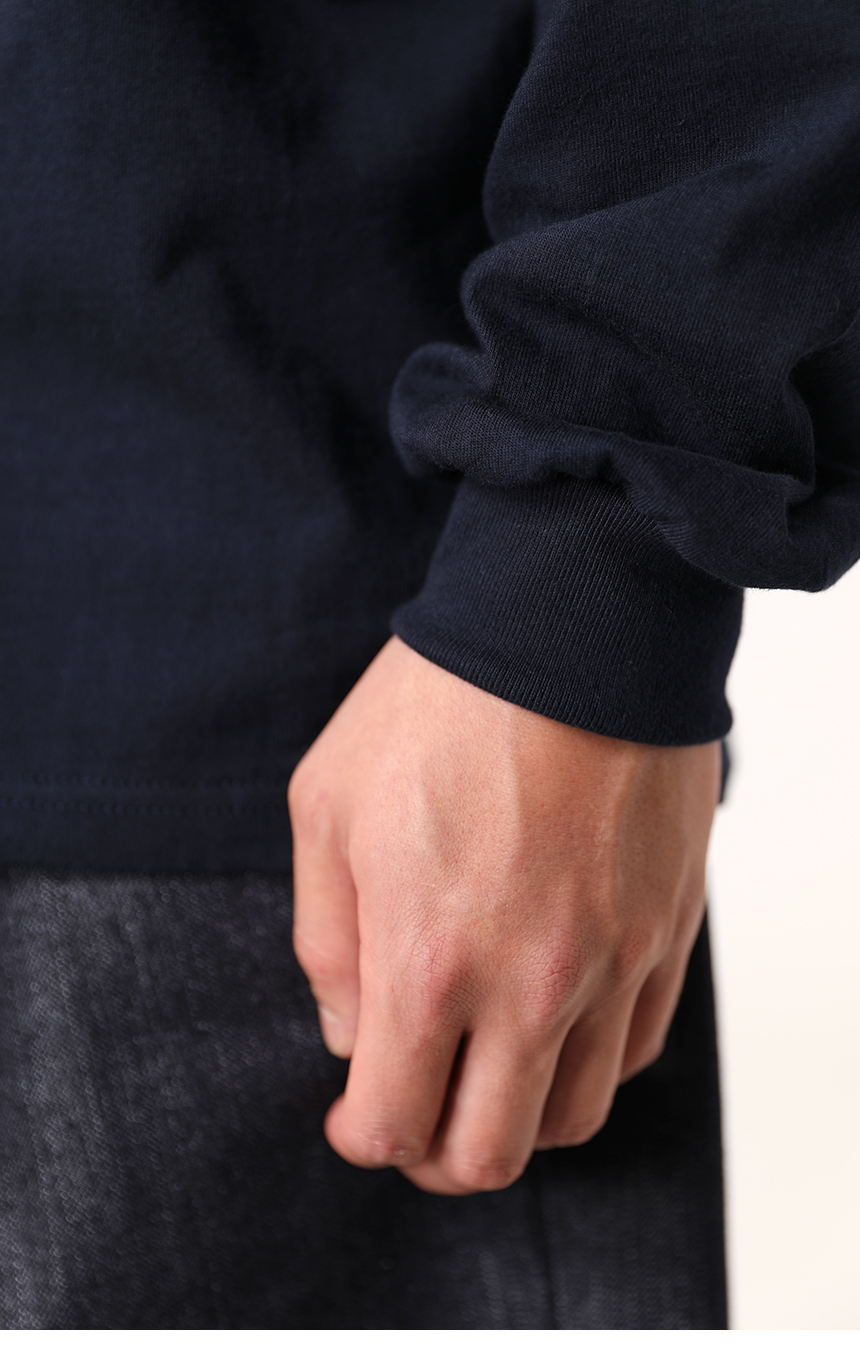 람블라 팬츠들과 함께 착용한 네이비 컬러의 16수 에센셜 시보리 긴팔티의 모델 착용 이미지