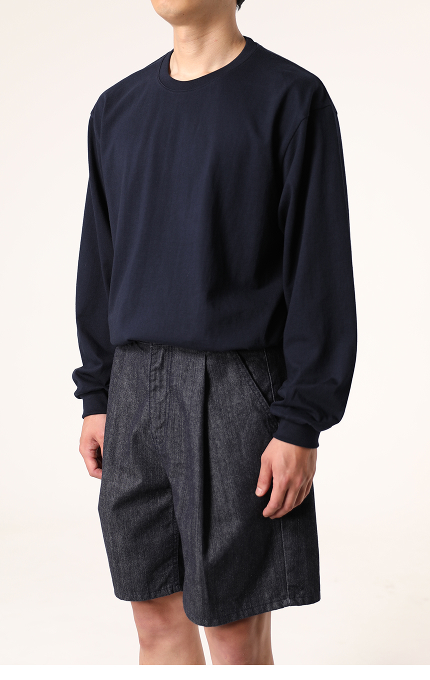 람블라 팬츠들과 함께 착용한 네이비 컬러의 16수 에센셜 시보리 긴팔티의 모델 착용 이미지