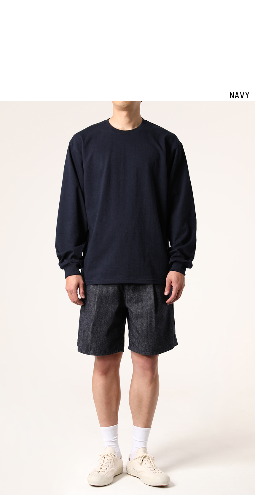 람블라 팬츠들과 함께 착용한 네이비 컬러의 16수 에센셜 시보리 긴팔티의 모델 착용 이미지