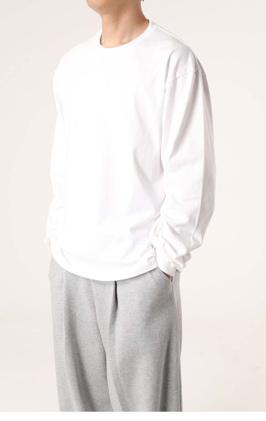 람블라 팬츠들과 함께 착용한 화이트 컬러의 16수 에센셜 시보리 긴팔티의 모델 착용 이미지