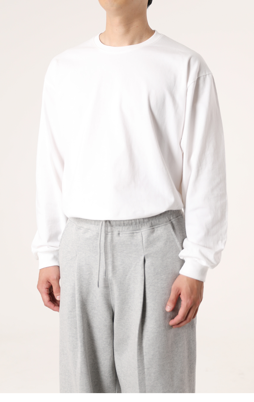 람블라 팬츠들과 함께 착용한 화이트 컬러의 16수 에센셜 시보리 긴팔티의 모델 착용 이미지