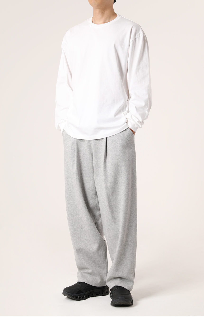 람블라 팬츠들과 함께 착용한 화이트 컬러의 16수 에센셜 시보리 긴팔티의 모델 착용 이미지