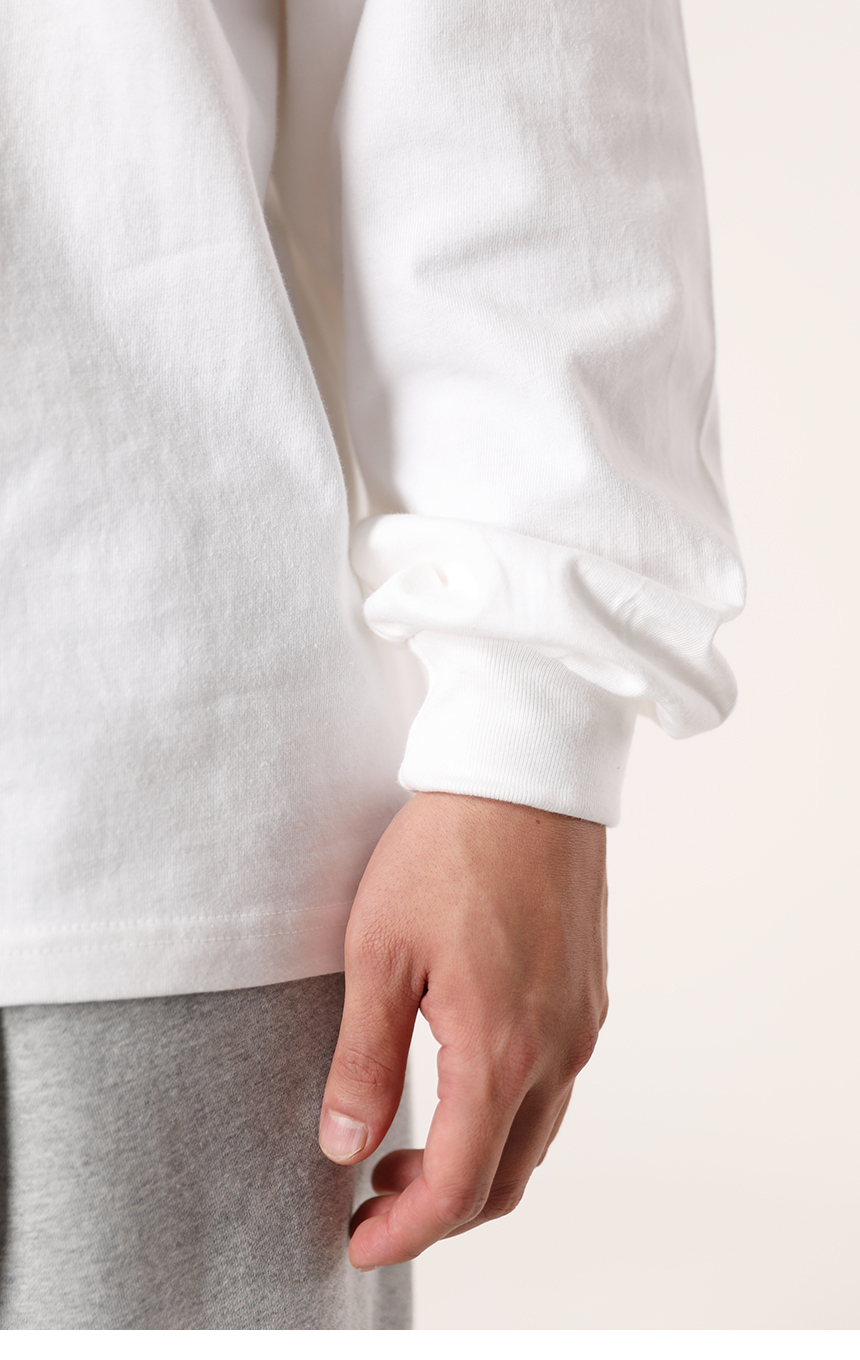 람블라 팬츠들과 함께 착용한 화이트 컬러의 16수 에센셜 시보리 긴팔티의 모델 착용 이미지