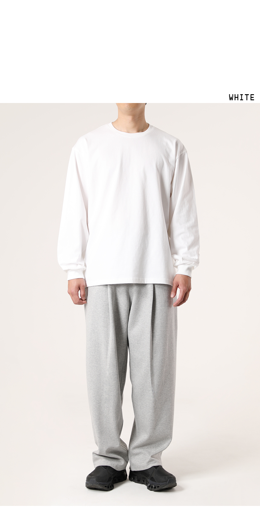 람블라 팬츠들과 함께 착용한 화이트 컬러의 16수 에센셜 시보리 긴팔티의 모델 착용 이미지