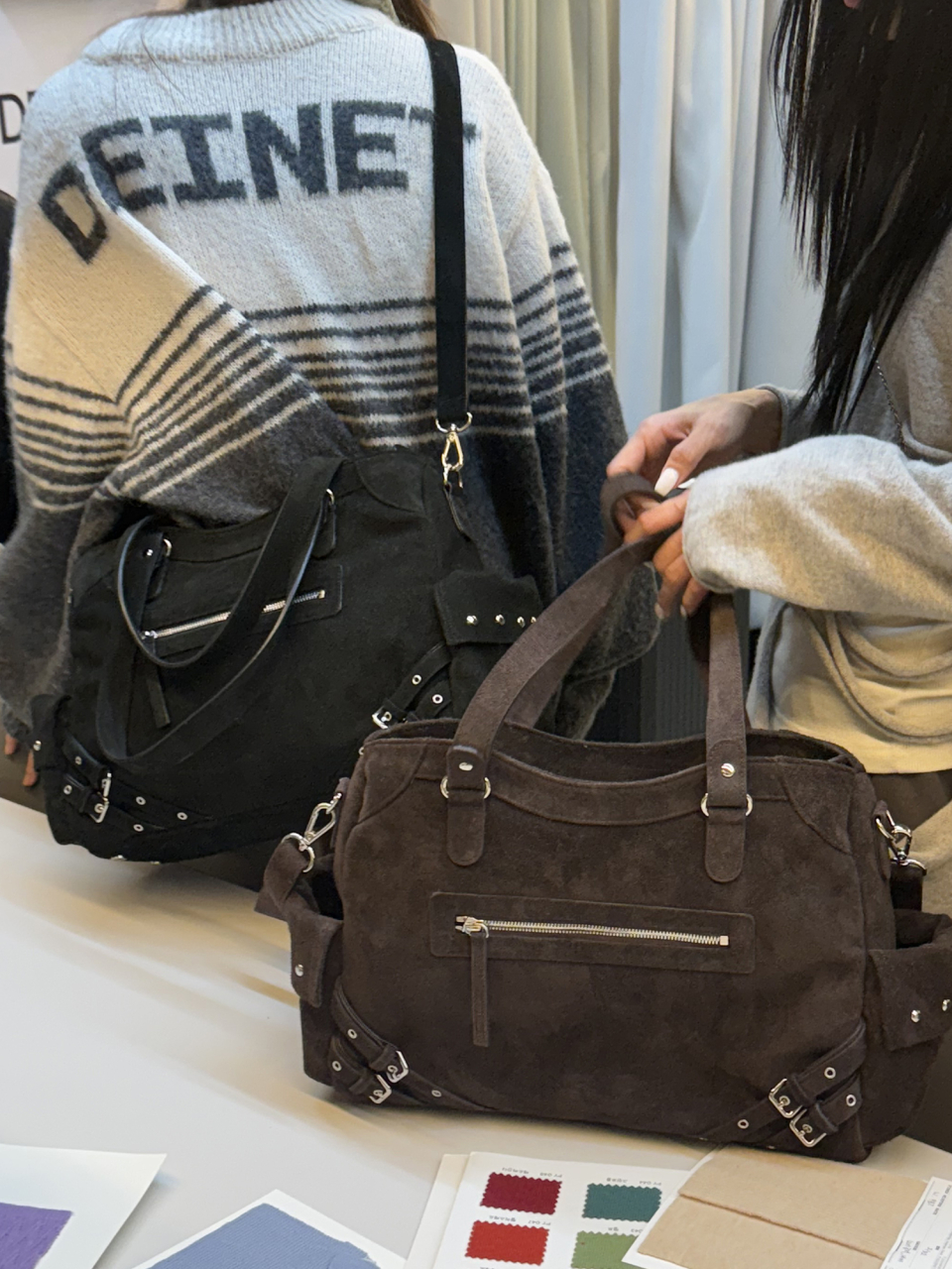 다이닛(DEINET) STUD POCKET BIG BAG IN SUEDE BLACK - 사이즈