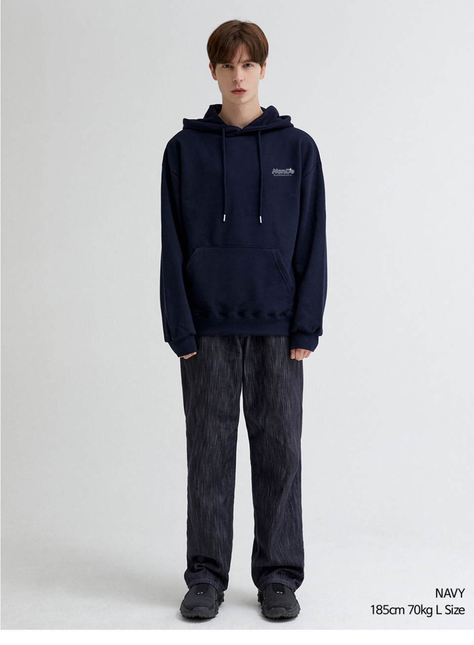 네이비색상 REMEMBER 전사가 찍힌 후드티를입은 남자 사진