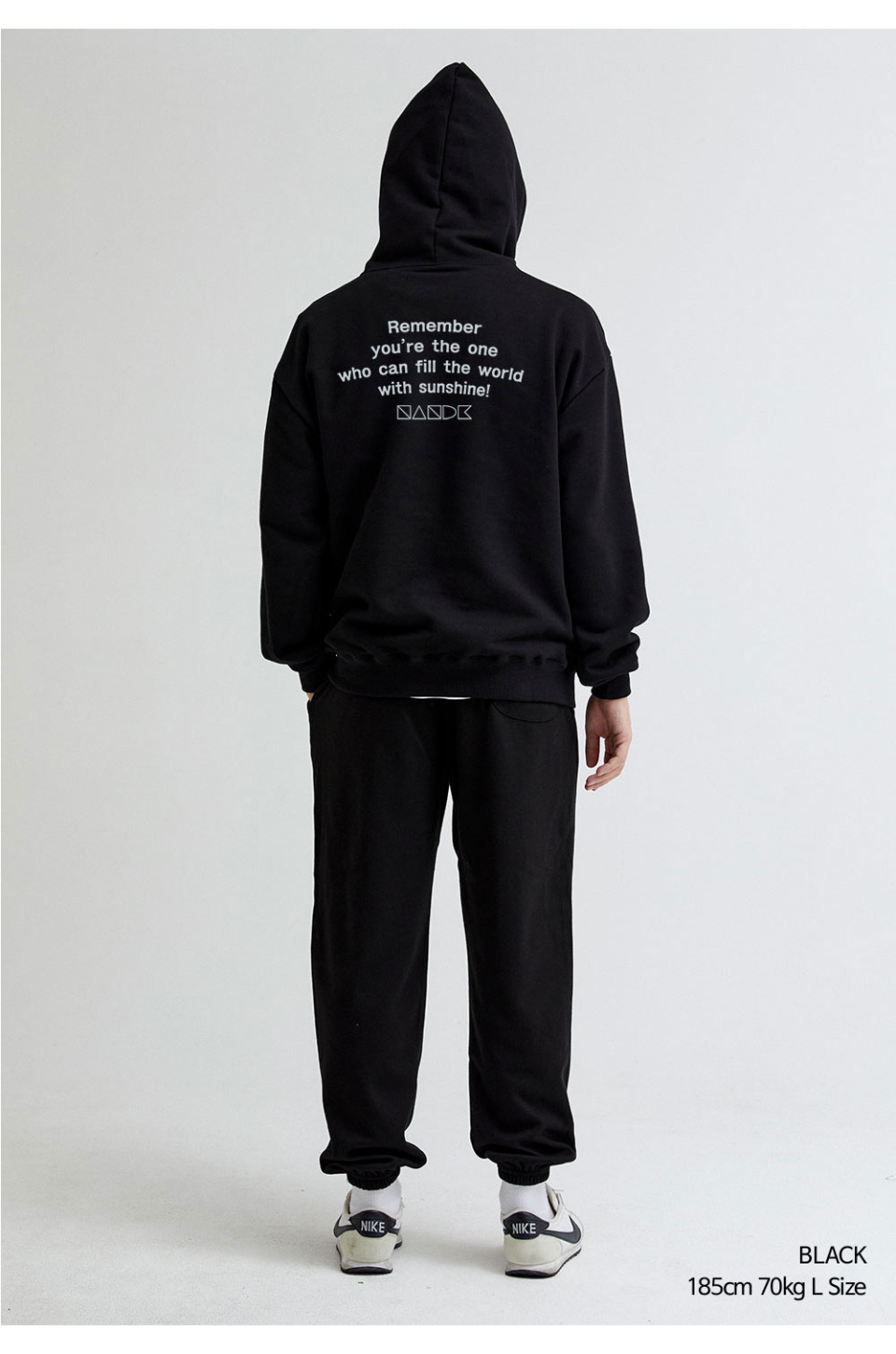 블랙색상 REMEMBER 전사가 찍힌 후드티를입은 남자 사진