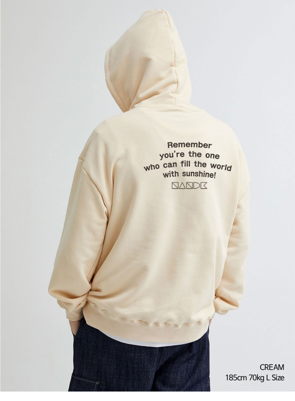 크림색상 REMEMBER 전사가 찍힌 후드티를입은 남자 사진