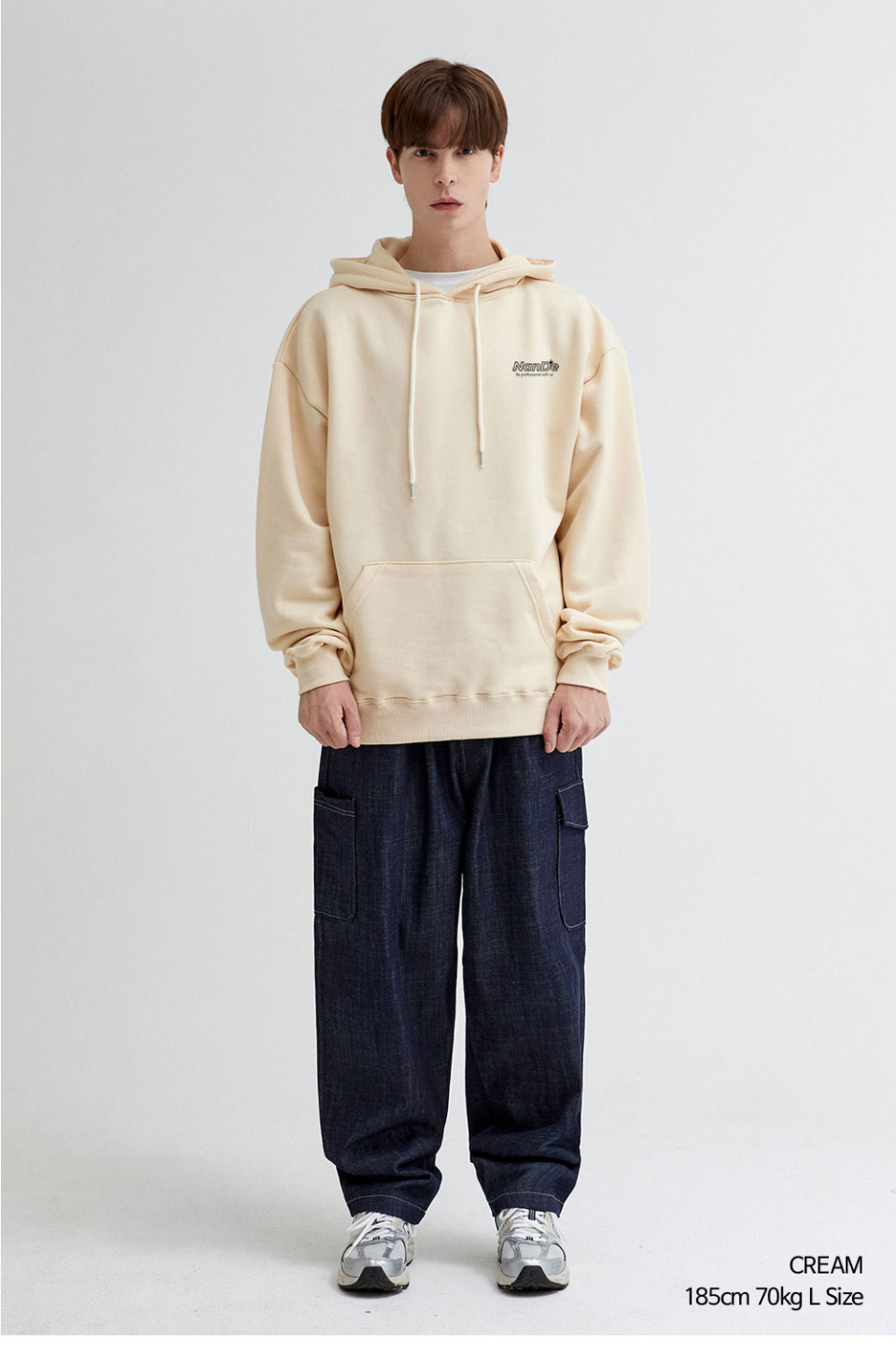 크림색상 REMEMBER 전사가 찍힌 후드티를입은 남자 사진