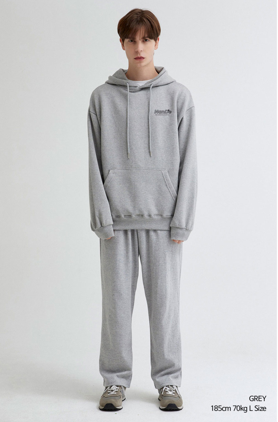 그레이색상 REMEMBER 전사가 찍힌 후드티를입은 남자 사진