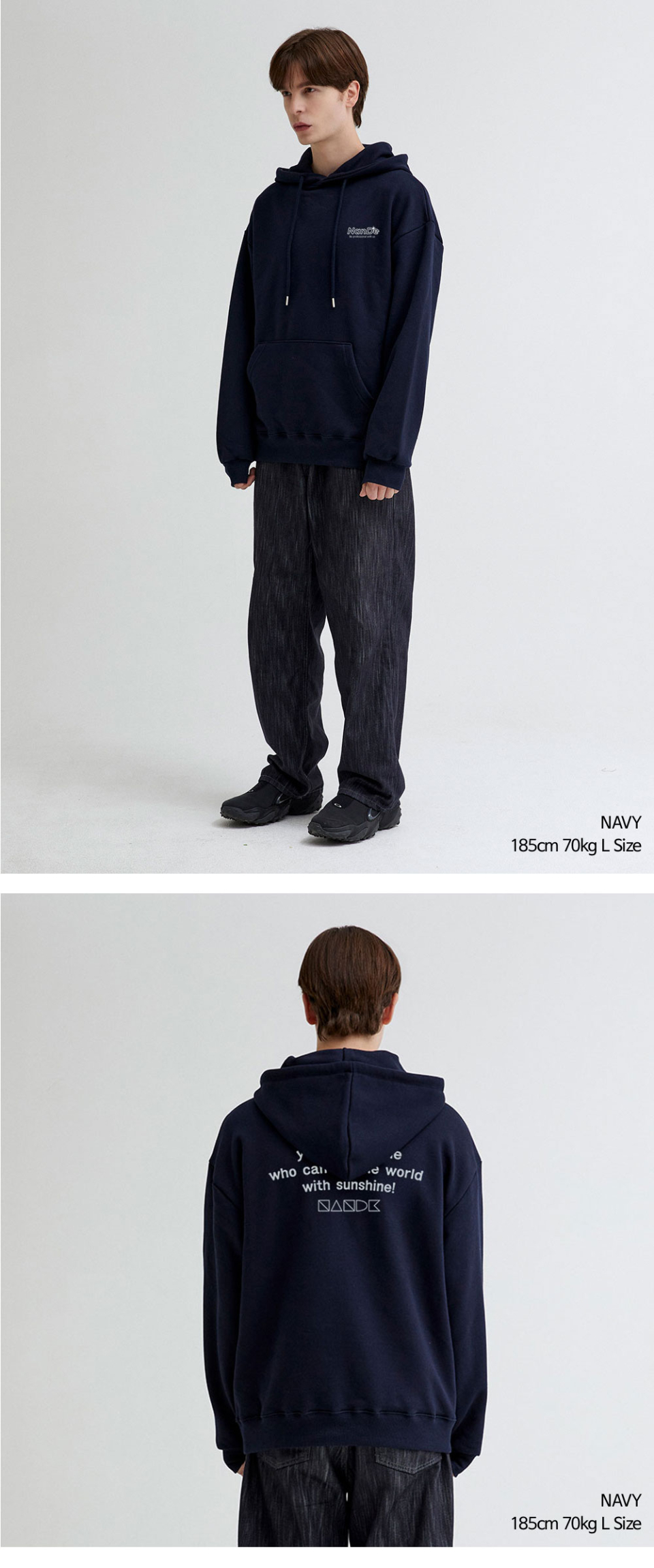 네이비색상 REMEMBER 전사가 찍힌 후드티를입은 남자 사진