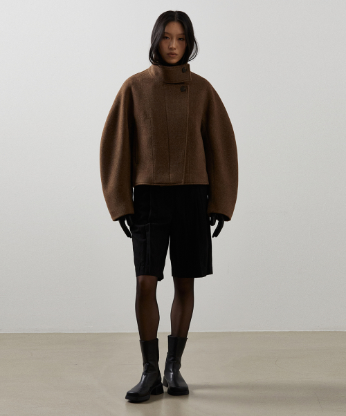 Короткое пальто из мериноса с высоким горлом_BROWN