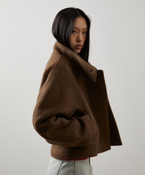 Короткое пальто из мериноса с высоким горлом_BROWN