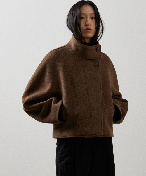 Короткое пальто из мериноса с высоким горлом_BROWN