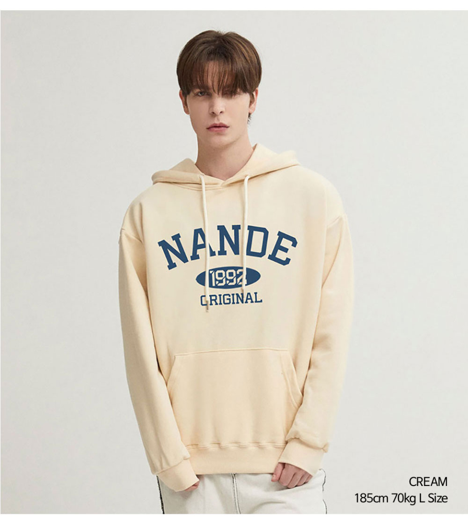 크림색상 오리지널 맨투맨을 입은 남자 사진