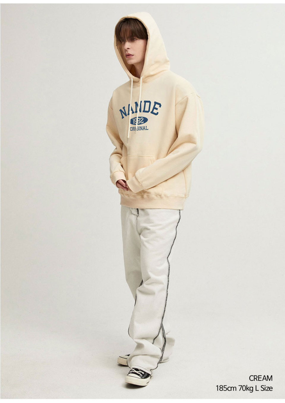 크림색상 오리지널 맨투맨을 입은 남자 사진