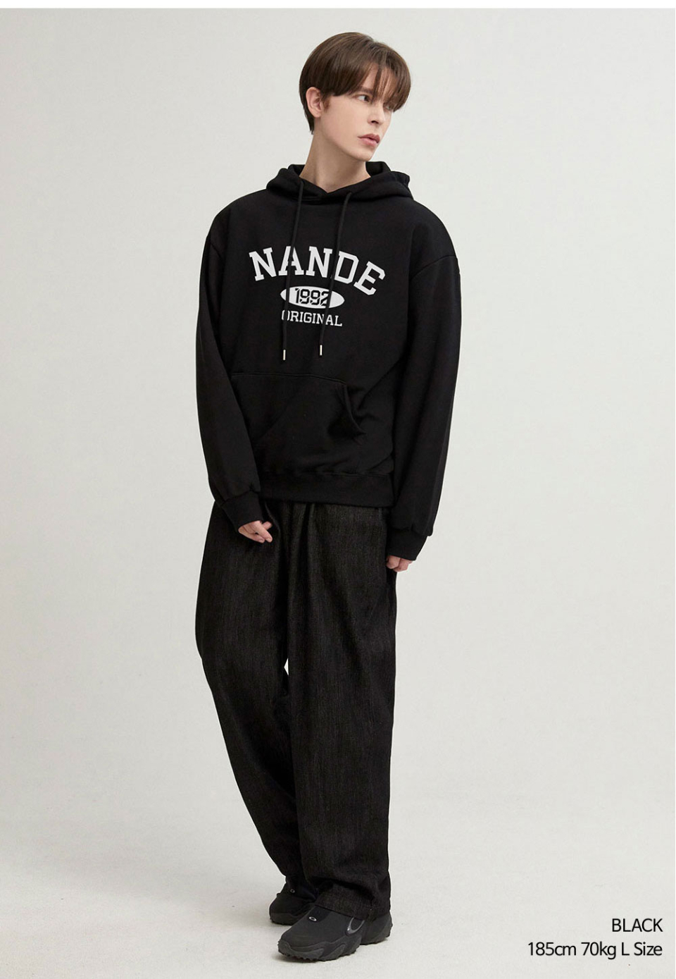 블랙색상 오리지널 맨투맨을 입은 남자 사진