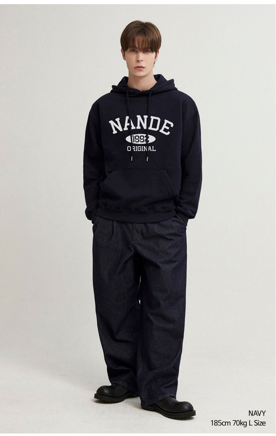 네이비색상 오리지널 맨투맨을 입은 남자 사진