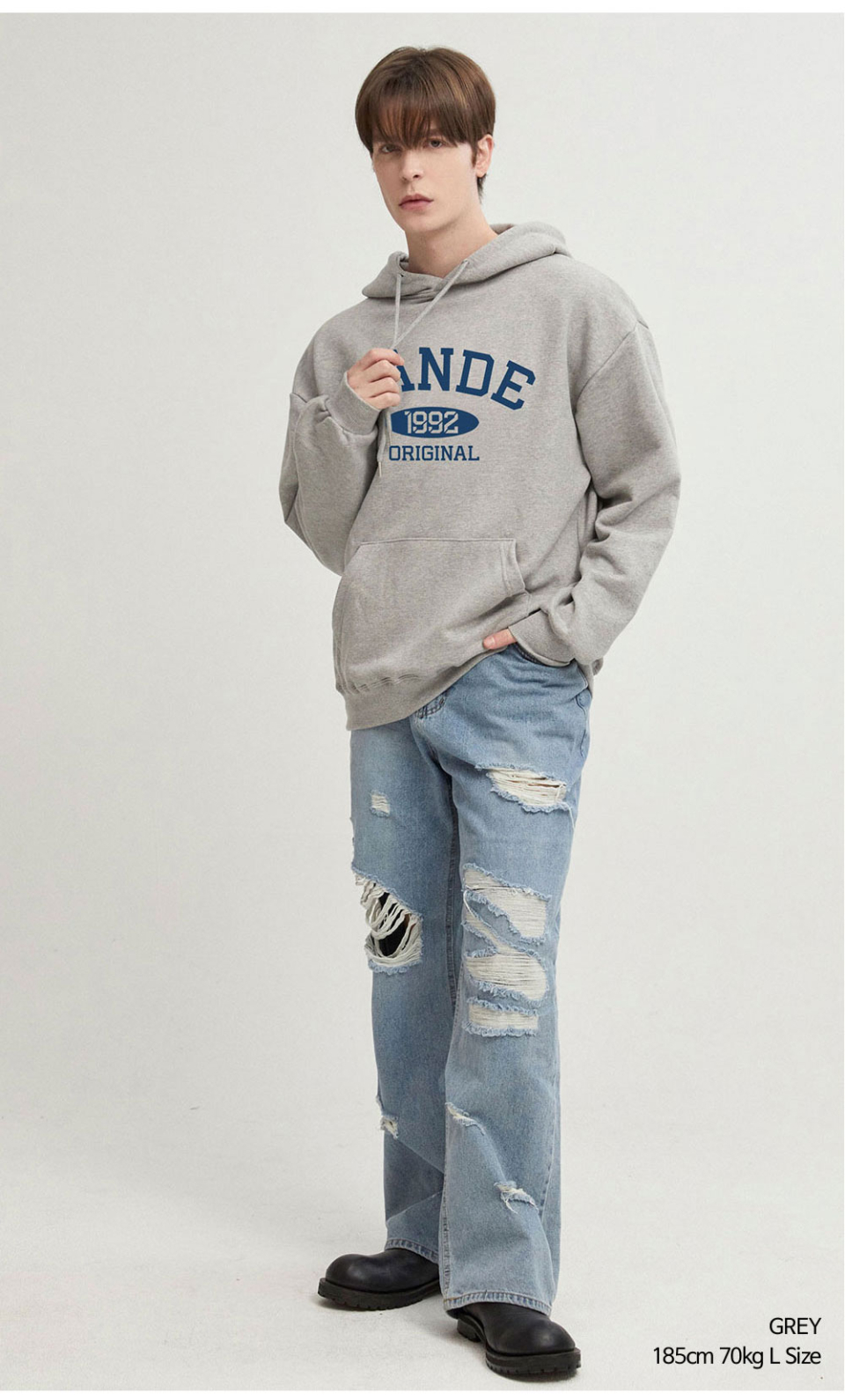 그레이색상 오리지널 맨투맨을 입은 남자 사진